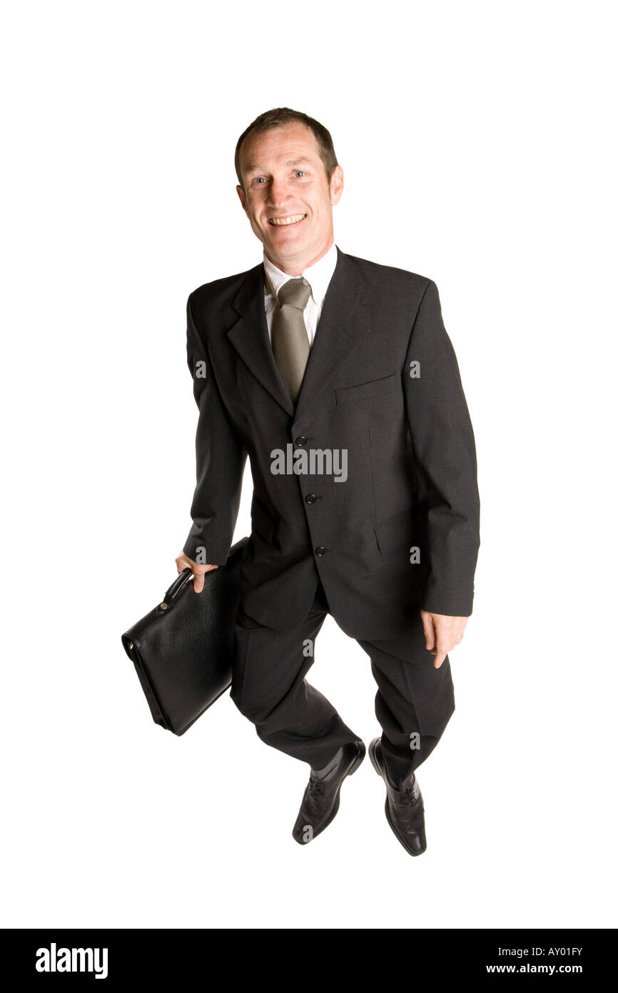 Homme d'affaires iin un fond blanc avec une valise saute dans un costume noir Banque D'Images