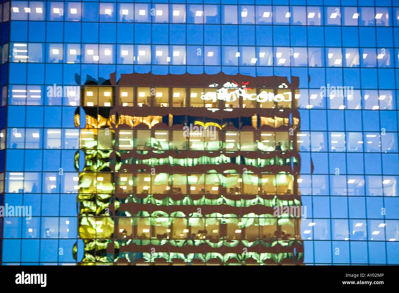 Close up d'un immeuble en ville se reflétant dans l'autre au crépuscule, USA Banque D'Images