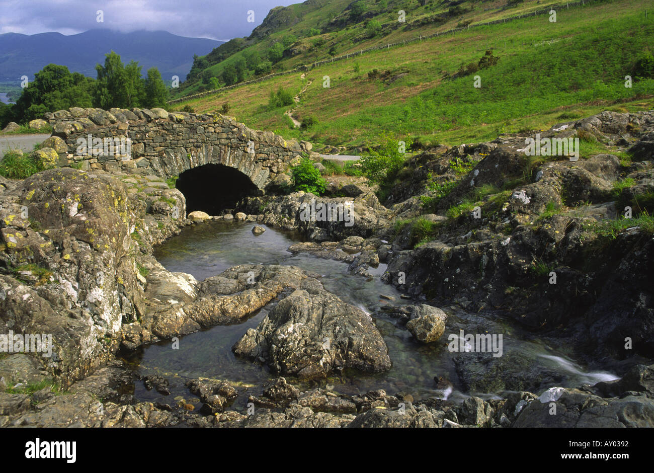 Ashness Bridge un ancien pack horse bridge à Borrowdale dans Cumbria Lake District Angleterre UK Banque D'Images