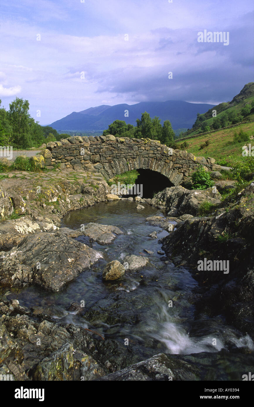 Ashness Bridge un ancien pack horse bridge à Borrowdale dans Cumbria Lake District Angleterre UK Banque D'Images