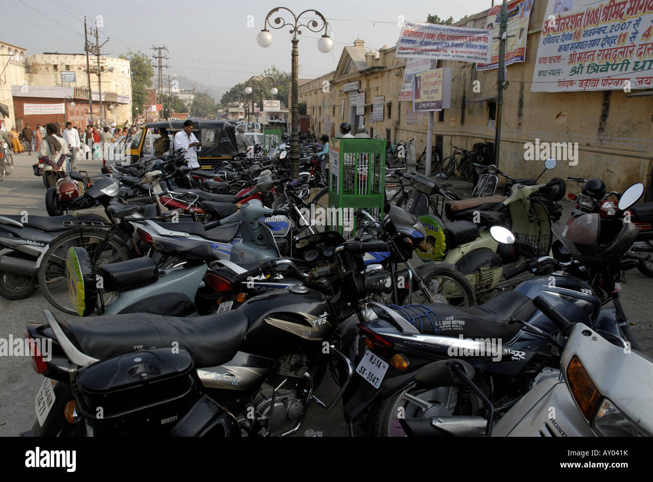Les motocycles et scooters garés dans une rue de Jaipur Rajasthan Inde Banque D'Images