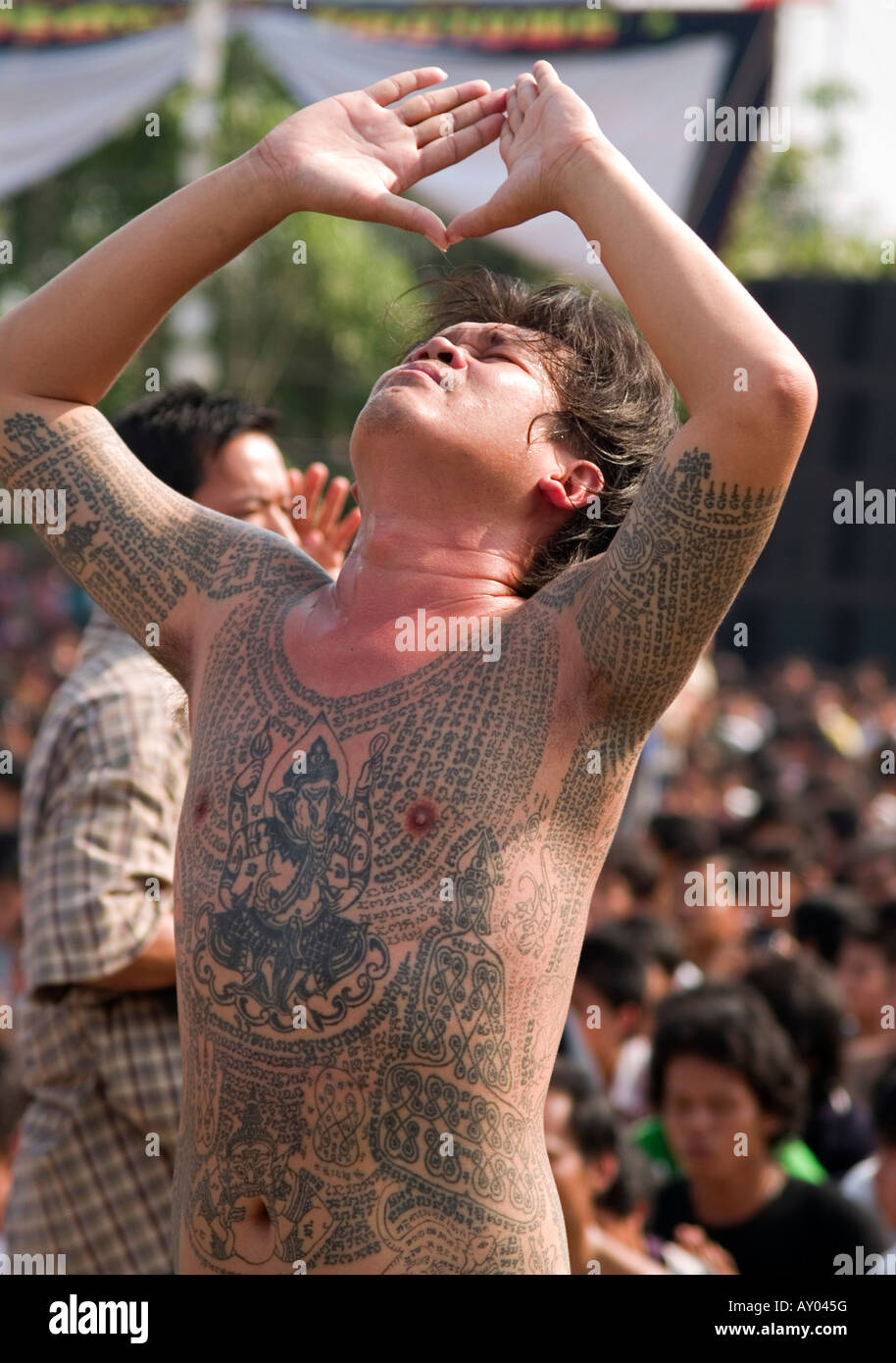 Les tatouages du corps et trance au Wat Bang Phra Tattoo Festival en Thaïlande Banque D'Images