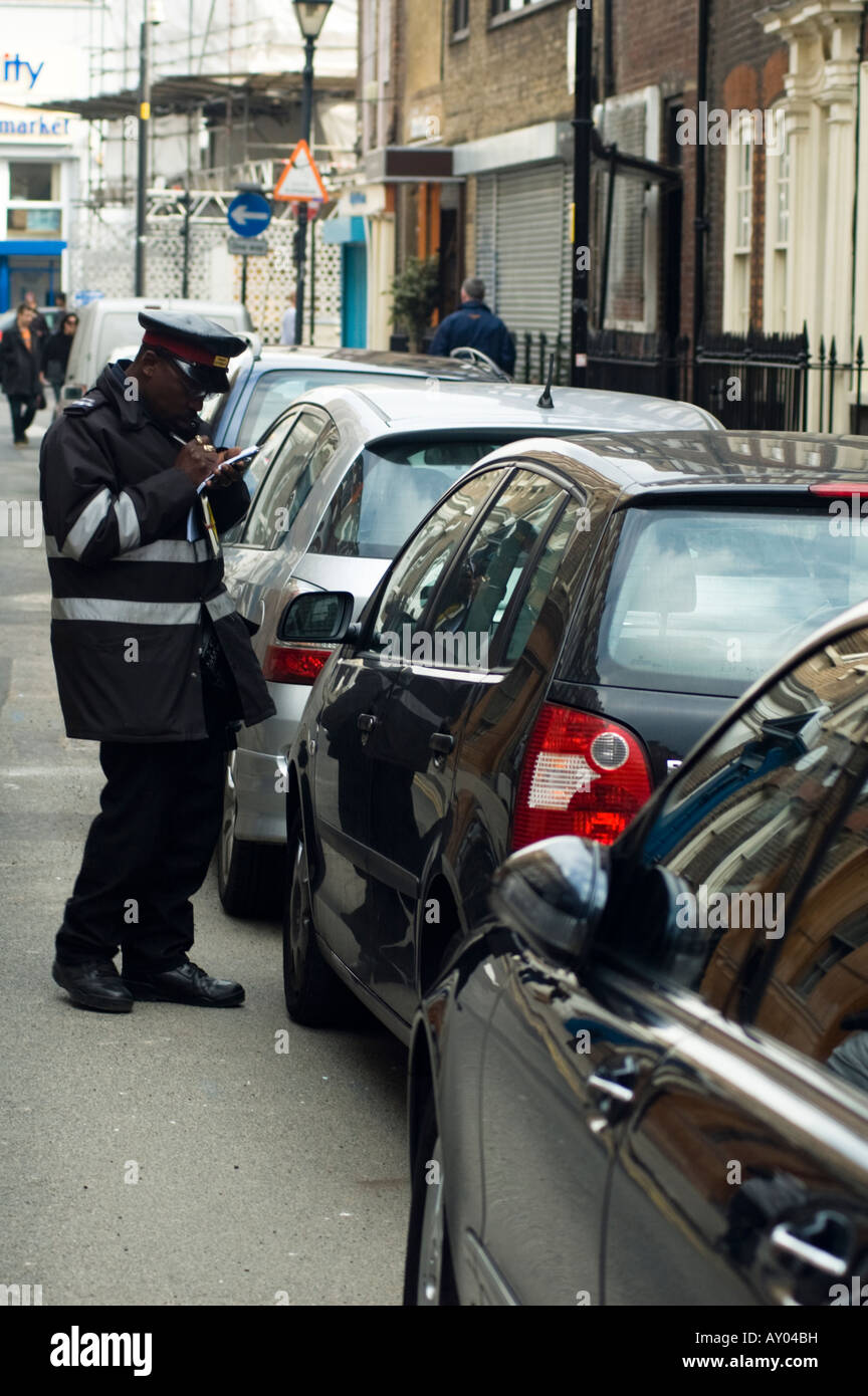 Directeur de trafic l'émission de ticket de parking dans la rue de Londres Banque D'Images
