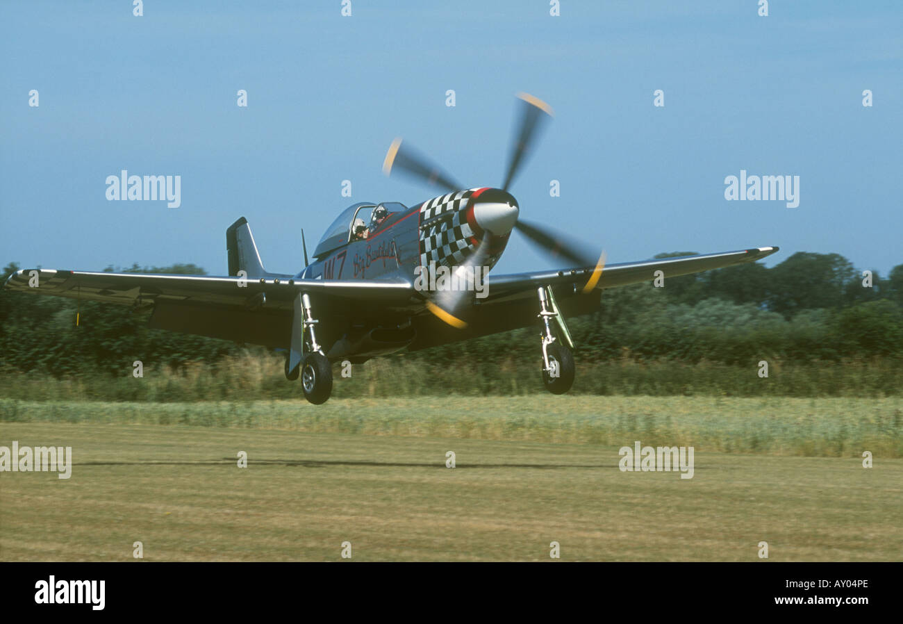 Commonwealth Aircraft Corp CA-18 Mk22 (North American Mustang P-51D), à l'atterrissage à Breighton Airfield Banque D'Images