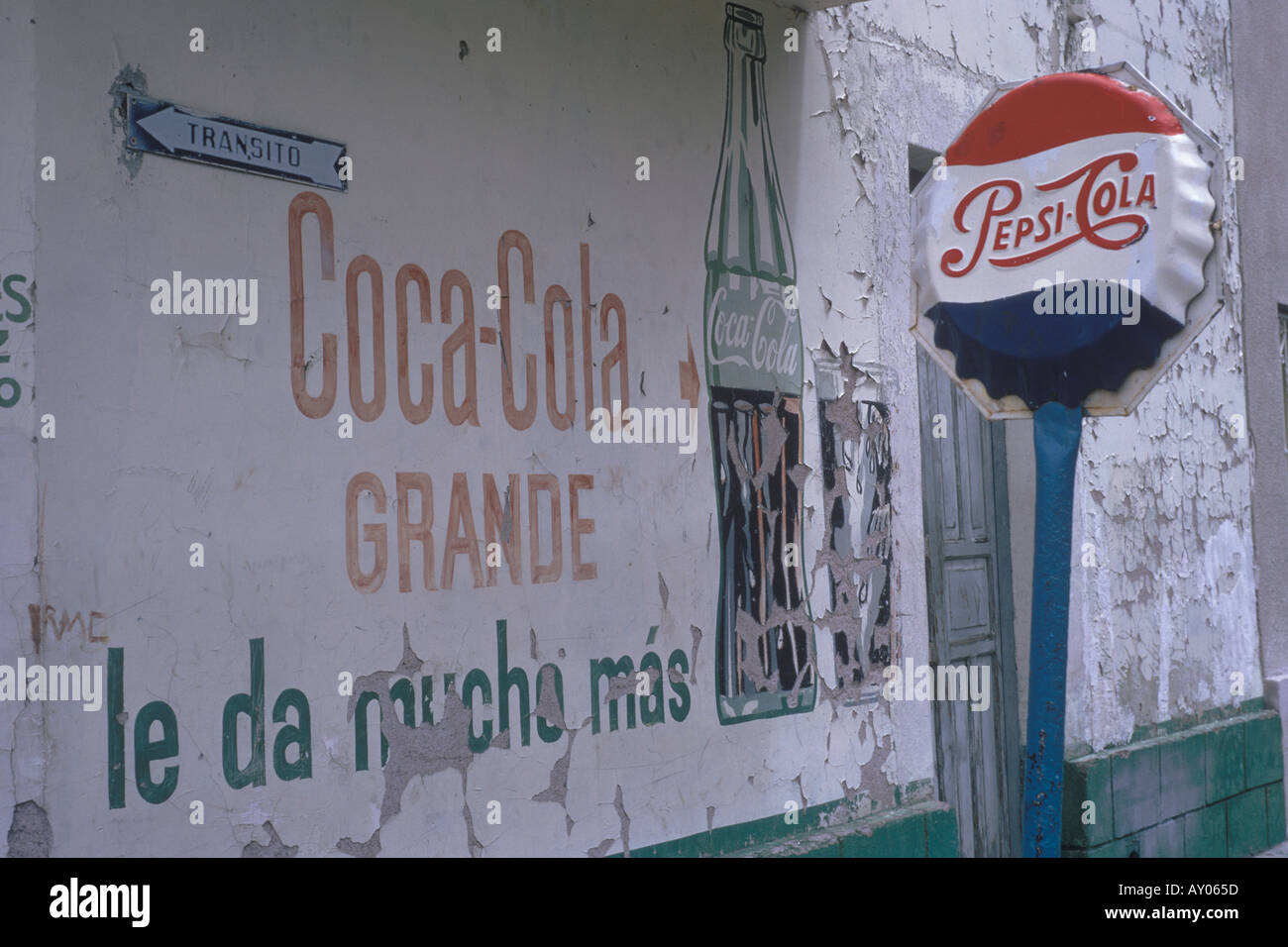 Années 1970 Coca Cola Pepsi Cola publicité. Publicité Mexique panneau de rue en forme de bouchon de bouteille. Mondialisation publicité 1973 Olinalá, État du Guerrero Banque D'Images