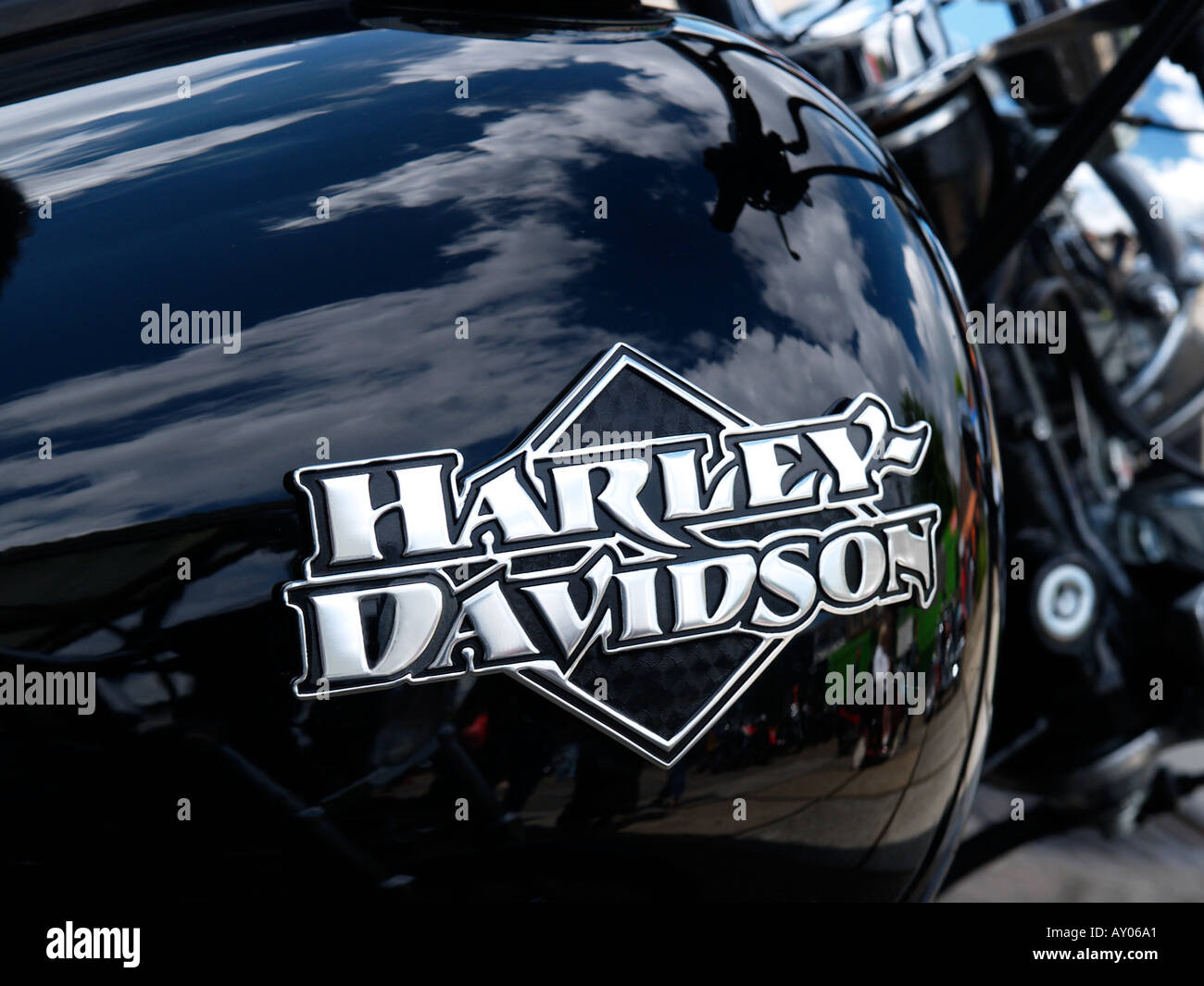 Belle custom chrome Harley Davidson logo de réservoir de gaz sur un réservoir noir Banque D