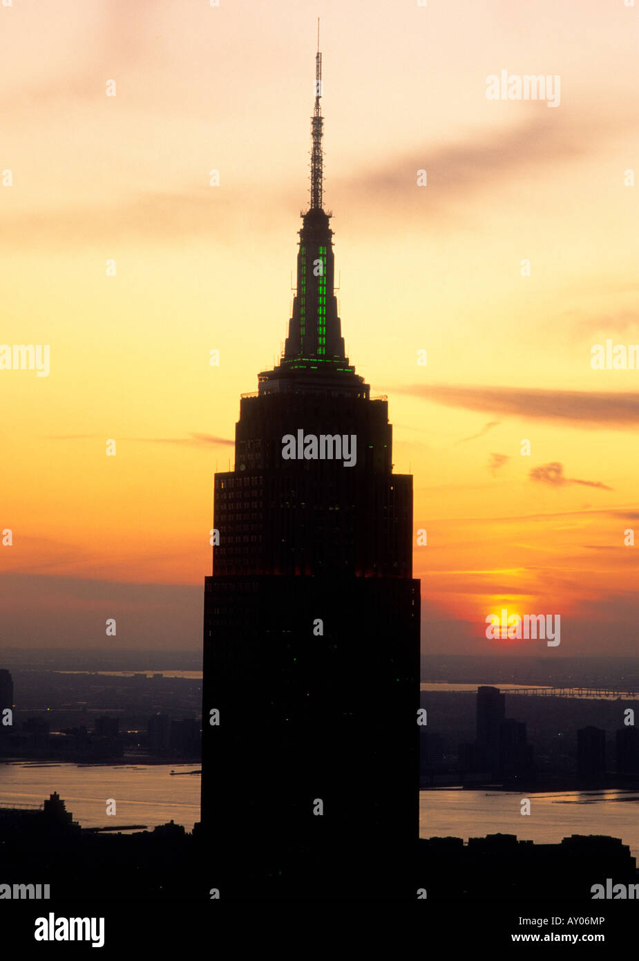 Silhouette de la tour de l'Empire State Building de New York au coucher du soleil.Architecture art déco.Coucher de soleil sur Midtown Manhattan.Gratte-ciel de New York. Banque D'Images