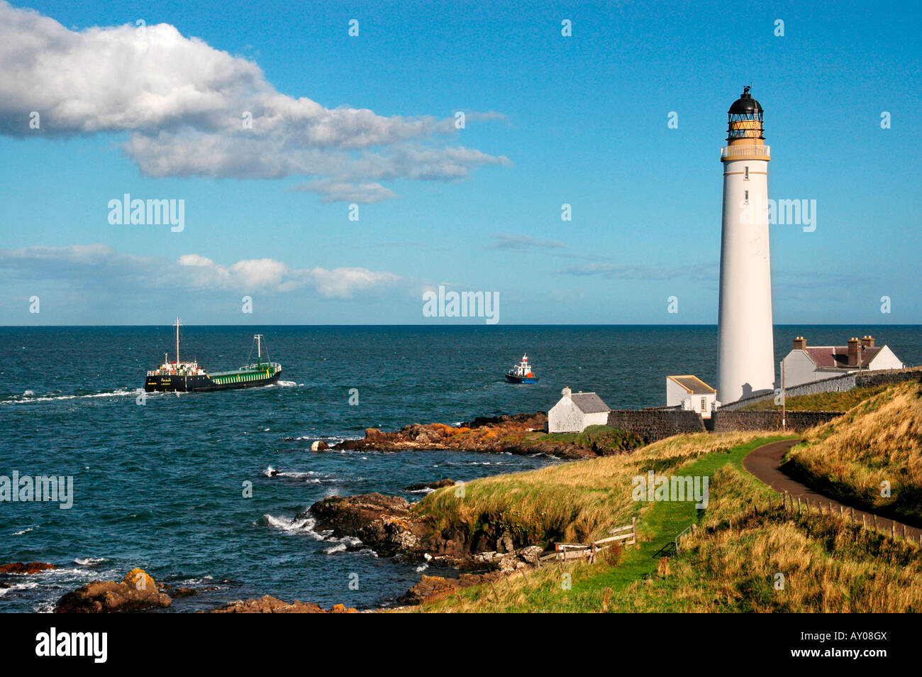 Le phare à Ferry Den près de Montrose avec un bateau-pilote le guidage d'un navire pour les eaux libres. Banque D'Images