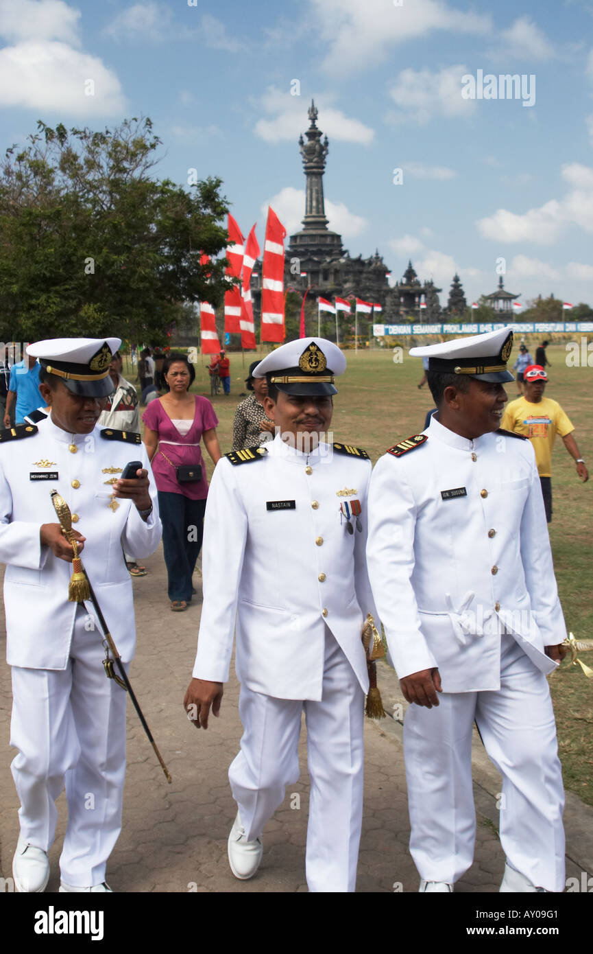 Les officiers de marine dans la région de Independence Day Parade, Bali Banque D'Images