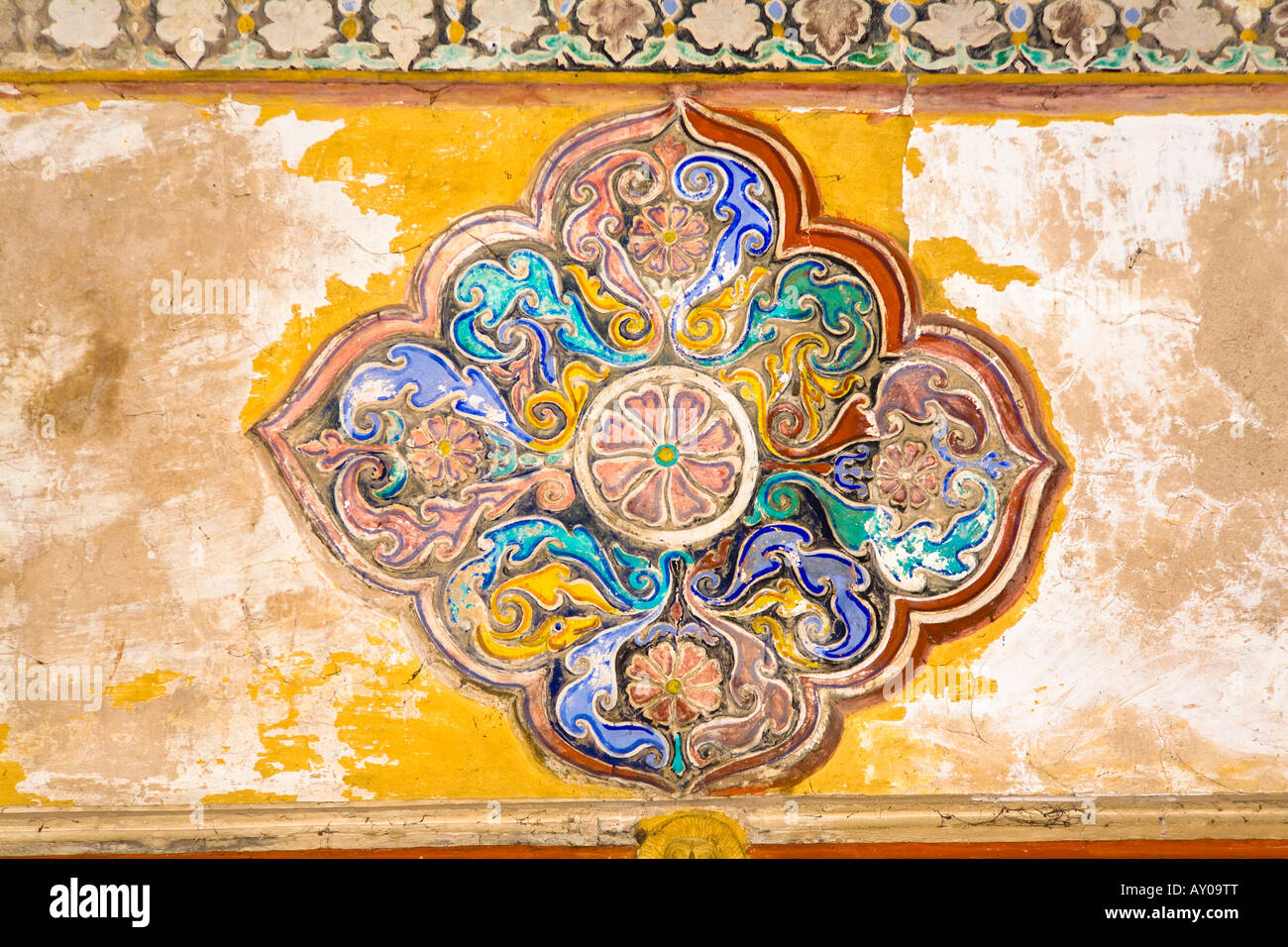 Peinture colorée sur un plafond dans le palais de Thirumalai Nayak, Madurai, Tamil Nadu, Inde Banque D'Images