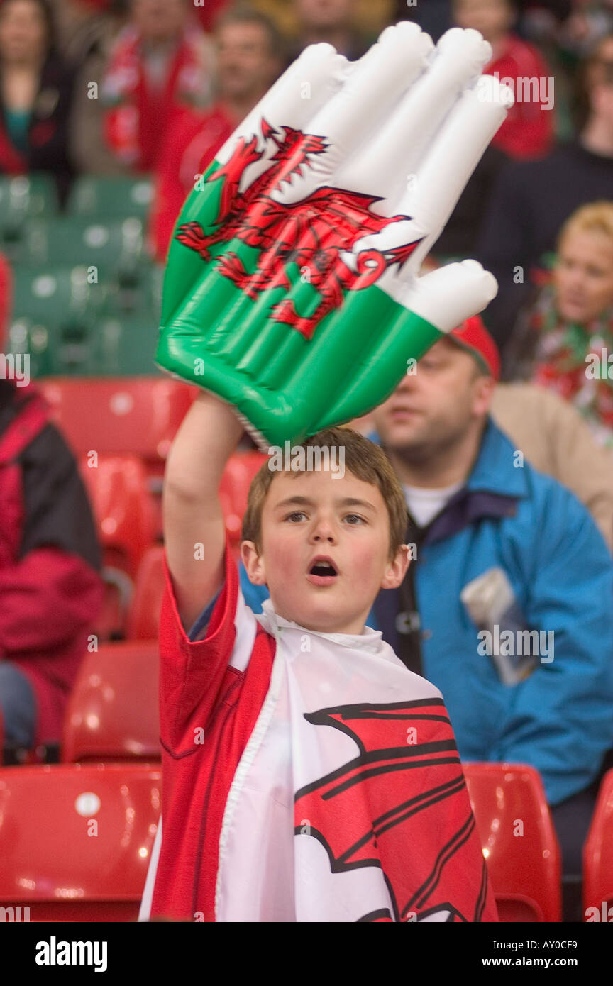 Pays de Galles Cardiff Millenium Stadium jeune fan gallois drapés dans le drapeau Dragon Wels brandit une main gonflable géant dw Banque D'Images
