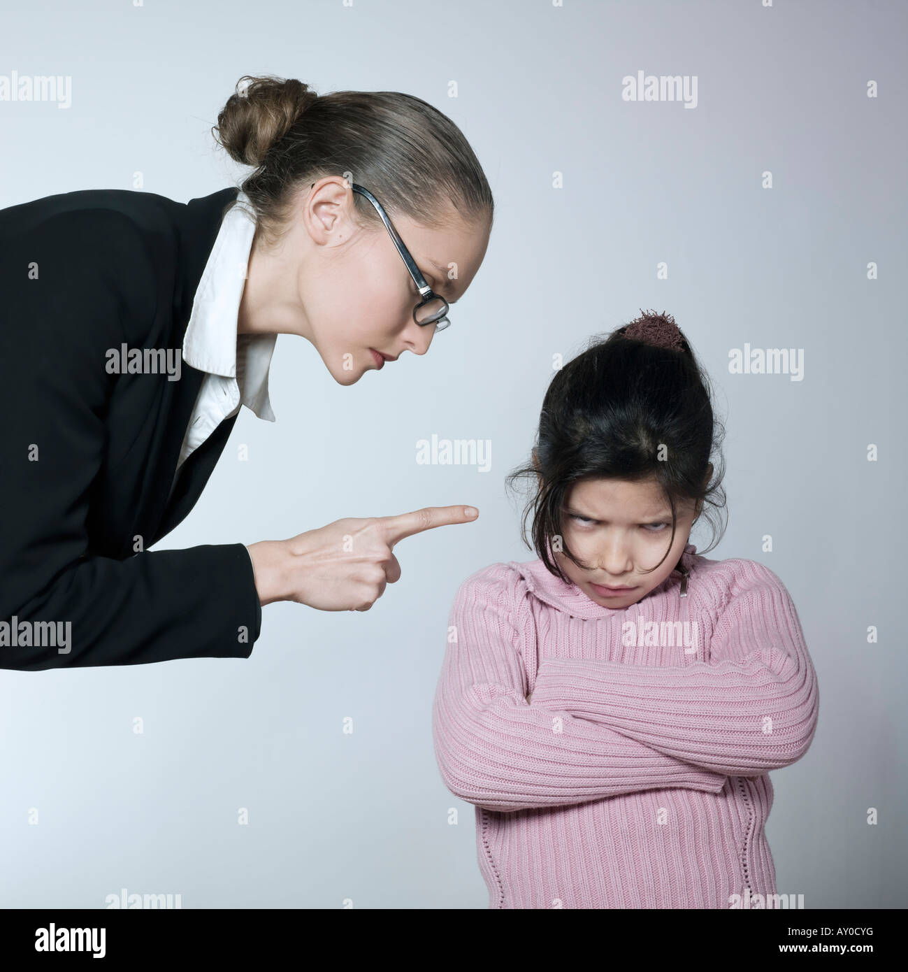 Portrait d'une jeune femme ayant problème d'éduquer son enfant Banque D'Images