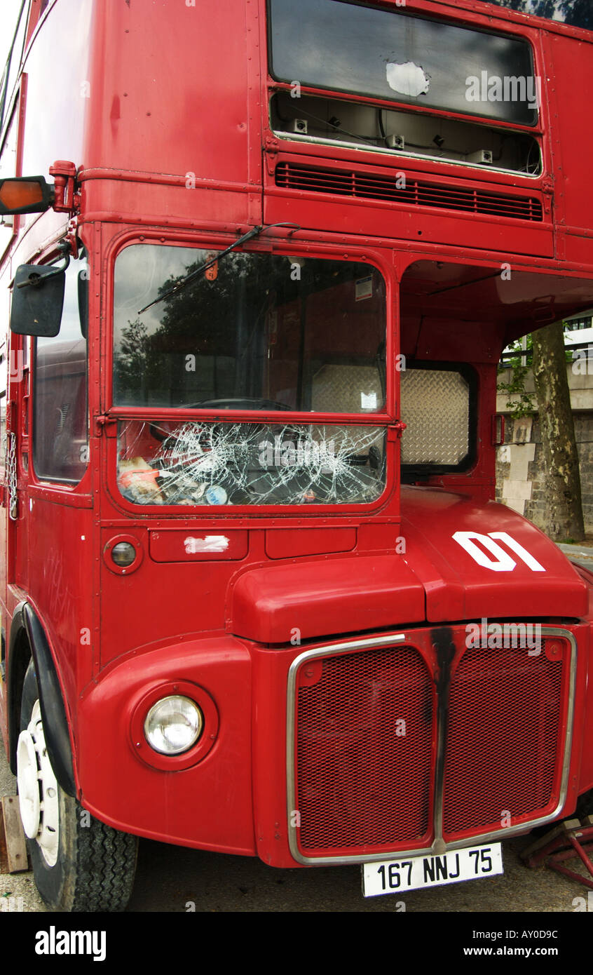 Vieux bus à impériale rouge vue de face Banque D'Images