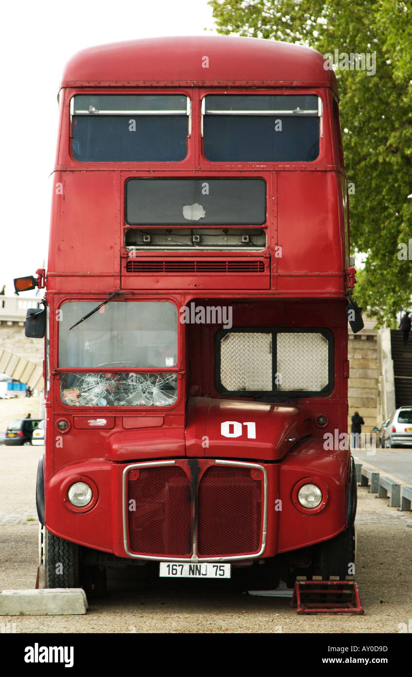 Vieux bus à impériale rouge vue de face Banque D'Images