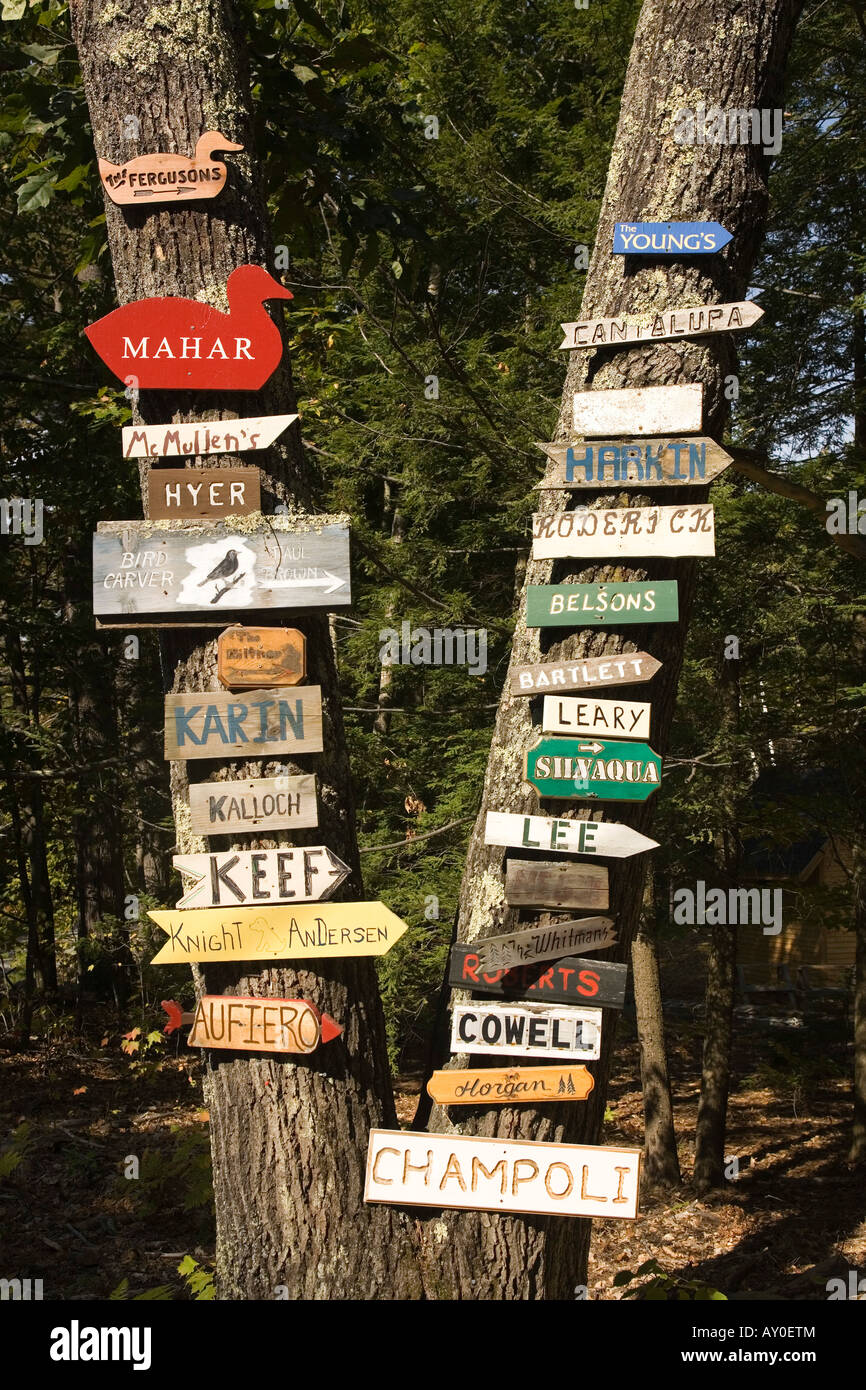 Camp de signes sur l'ouest du Maine Région des lacs d'arbres Banque D'Images