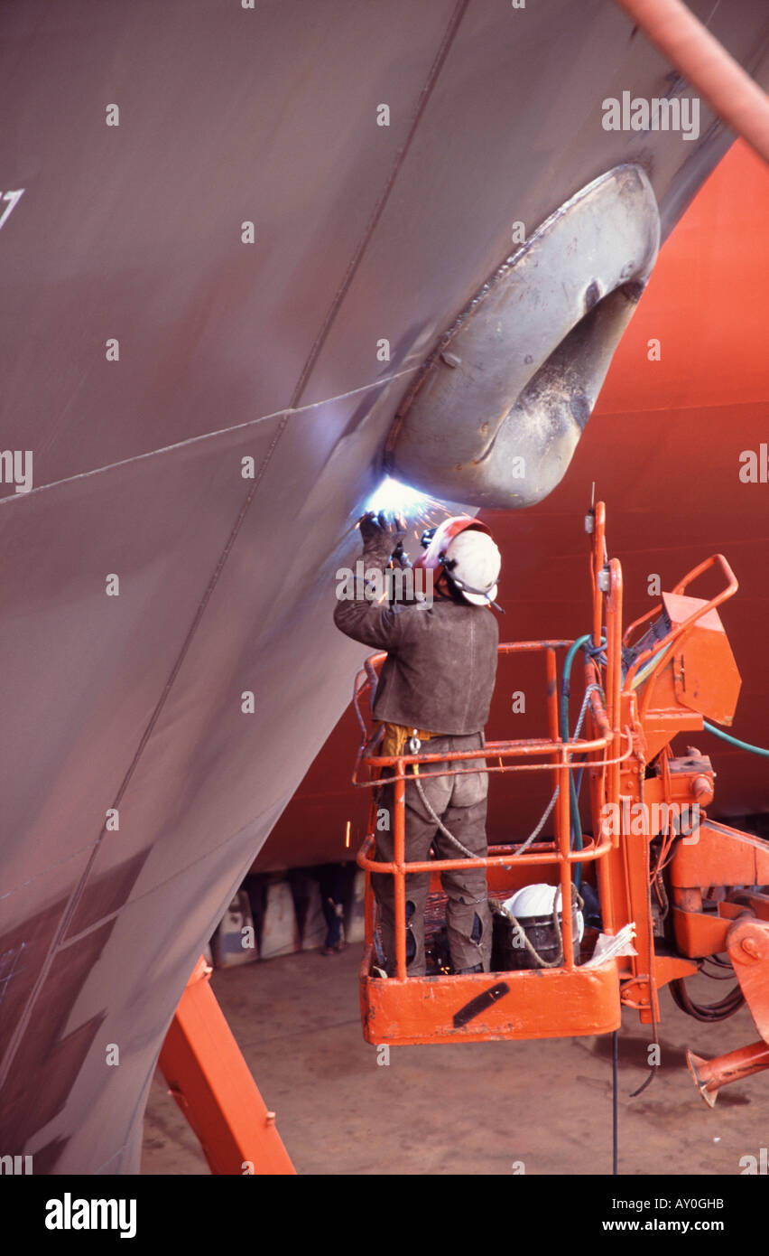 Chantier naval Daewoo soudage travailleur hull nouveau porte-conteneurs en cale sèche de la Corée du Sud pusan fareast Asie Banque D'Images