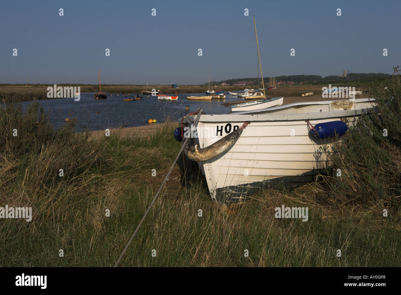 Canot de pêche, les marais Morston, Norfolk, East Anglia, Angleterre, RU Banque D'Images