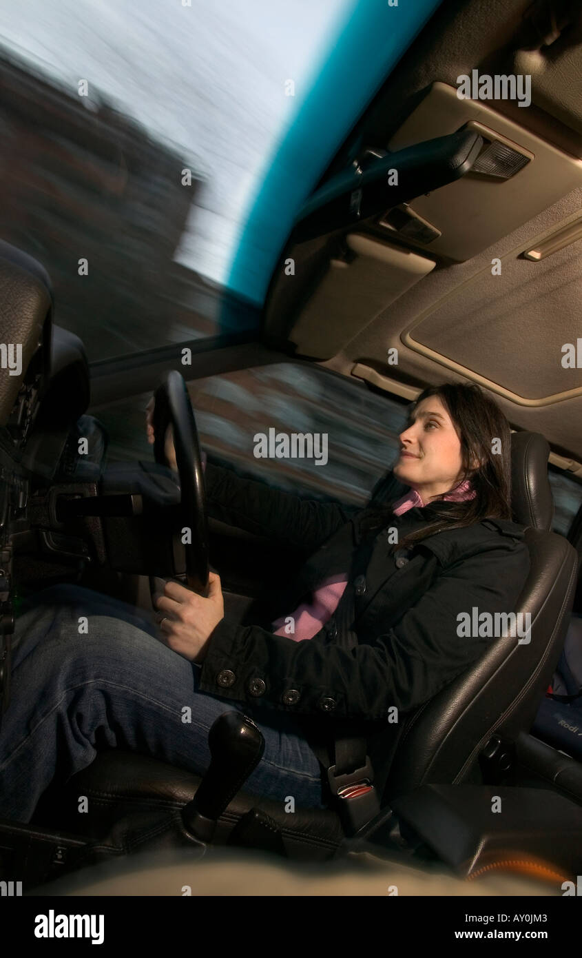 Femme au volant dans le Royaume-Uni en voiture conduite à droite Banque D'Images