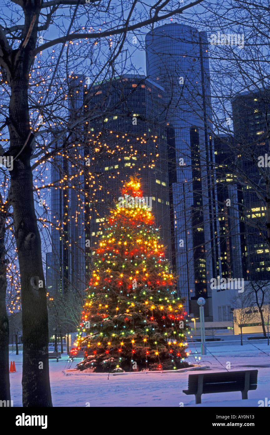 Détroit, Michigan un arbre de Noël dans la région de Hart Plaza près de la Renaissance Center 