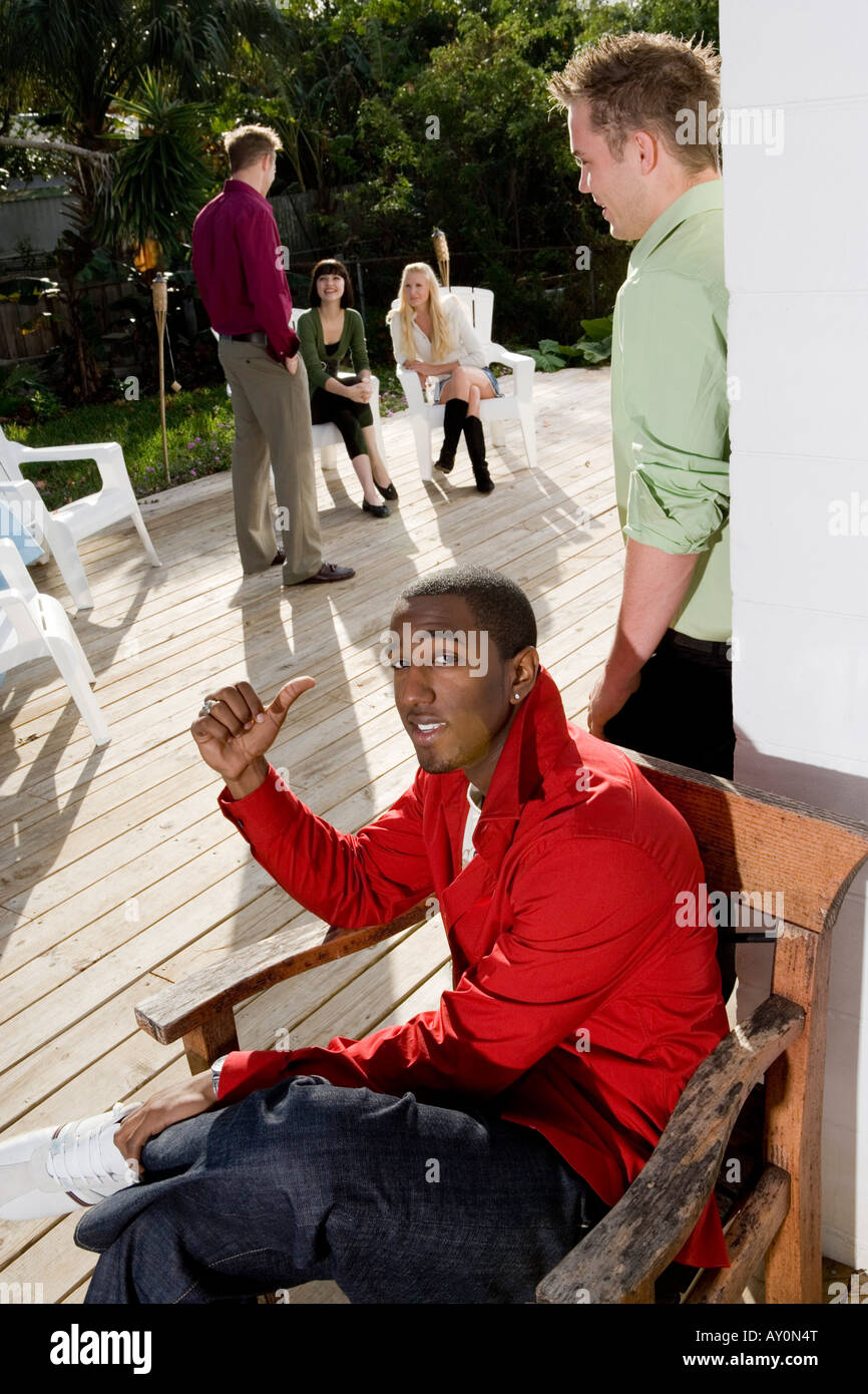 Portrait d'un homme assis sur un fauteuil tout en rappelant à vos amis Banque D'Images