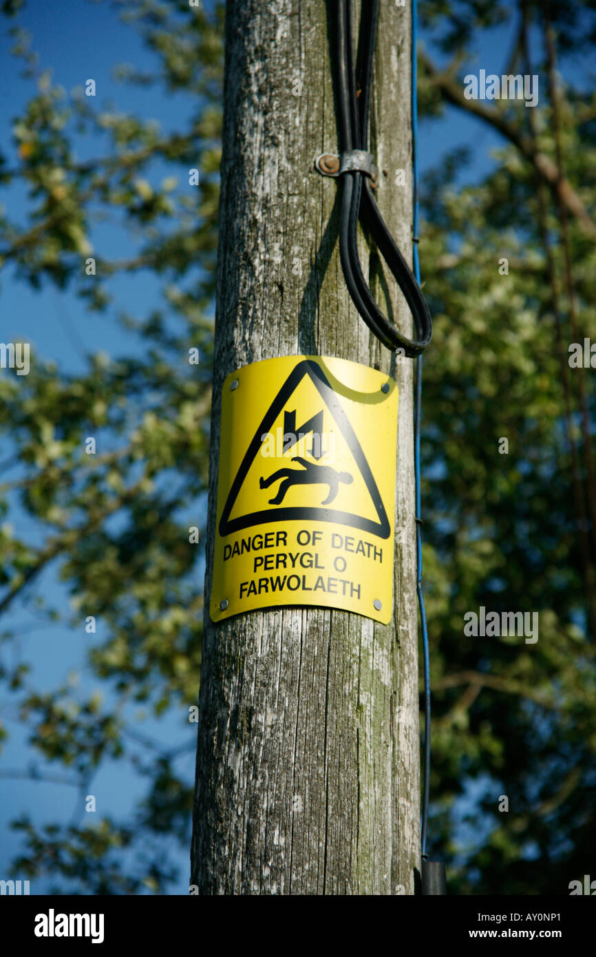 Danger de mort signe sur pôle de transmission de puissance en anglais et gallois Banque D'Images