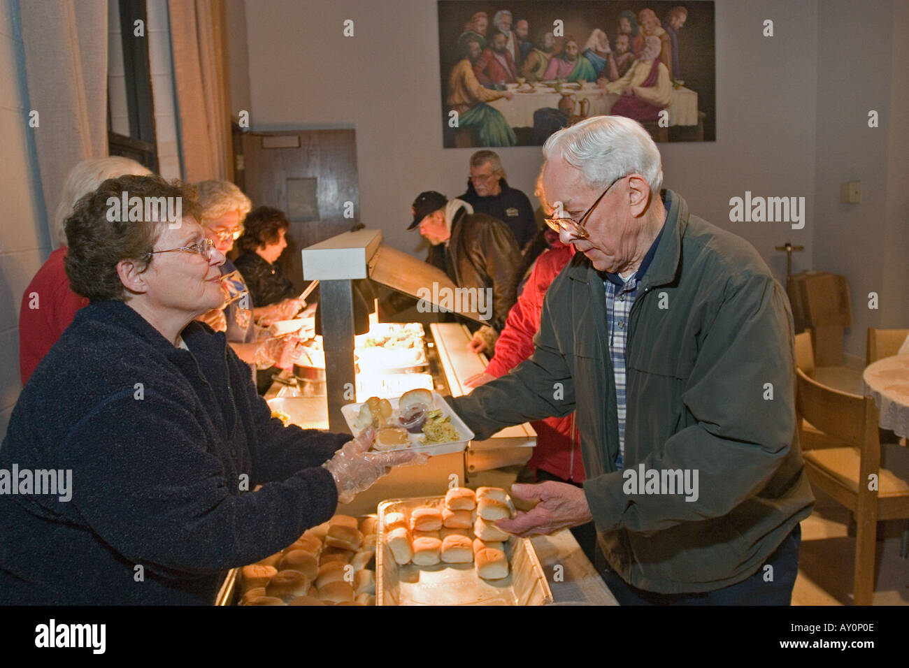 Dîner de Thanksgiving sert de l'église Banque D'Images