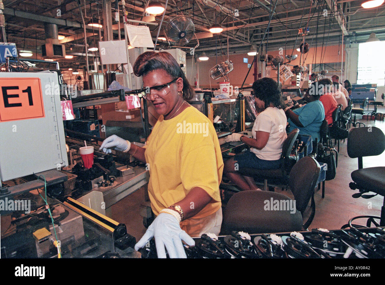 Flint Michigan Pam fait la barbe à l'assemblages de pompe à carburant de l'usine de l'Est de Delphes Banque D'Images