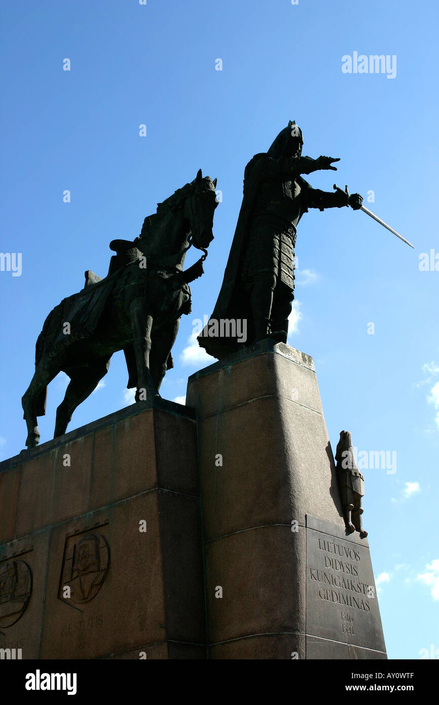 Une statue de Gediminas fondateur légendaire de Vilnius en Katedros aikste la place principale de la ville Lituanie Pays Baltes Banque D'Images