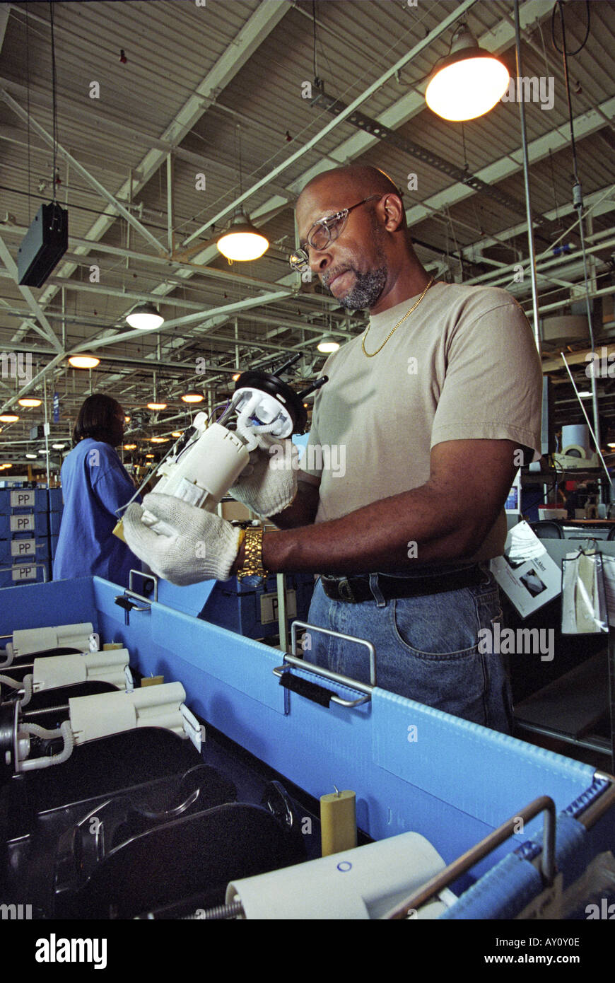 Flint Michigan Vertonne Burt inspecte les assemblées de la pompe à carburant à l'usine de l'Est de Delphes Banque D'Images