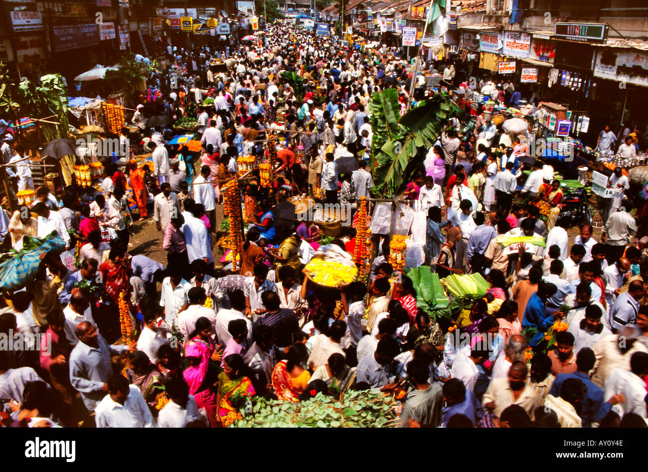 Les vagues de l'humanité. Buzz inimaginable de Dadar ouest de la rue du marché en ébullition la foule des acheteurs et des vendeurs. Asie Inde Mumbai Banque D'Images