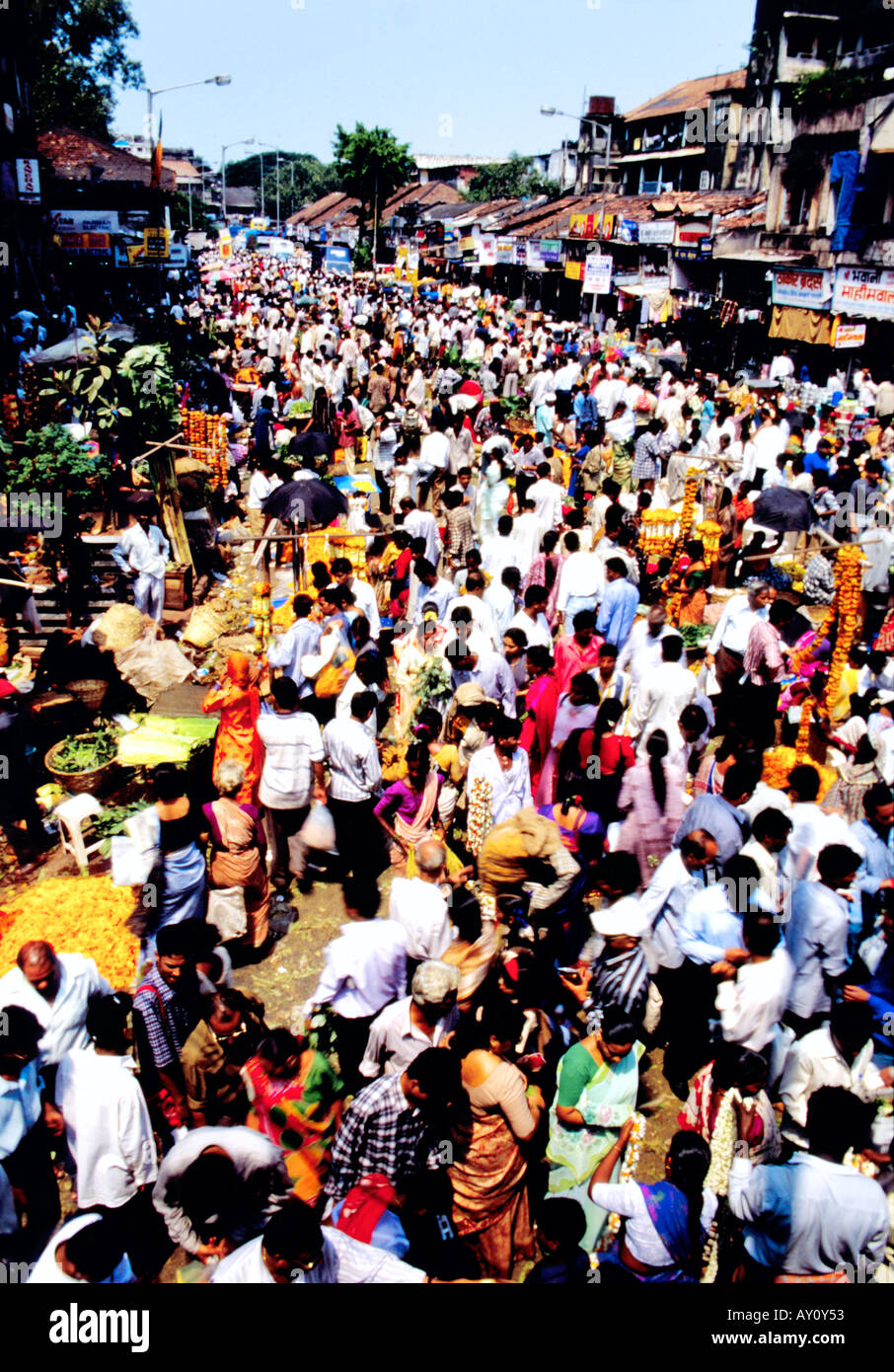 Les vagues de l'humanité. Buzz inimaginable de Dadar ouest de la rue du marché en ébullition la foule des acheteurs et des vendeurs. Asie Inde Mumbai Banque D'Images