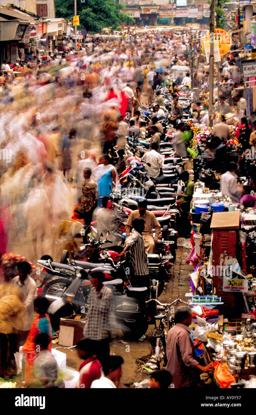 L'inimaginable buzz de l'ouest de la rue du marché Dadar Mumbai en ébullition la foule des acheteurs et des vendeurs. Asie Inde Banque D'Images