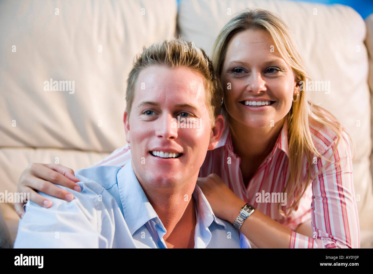 Close-up of a cheerful couple à la route dans une maison Banque D'Images