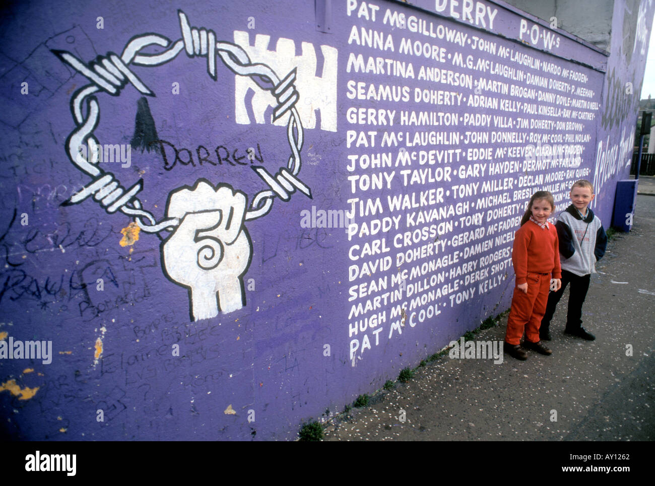 Les enfants de Derry en face du mur peint des personnes tuées dans les combats en Irlande du Nord avec l'armée anglaise et de la police, du vrai, un membre de la famille tué.. Banque D'Images