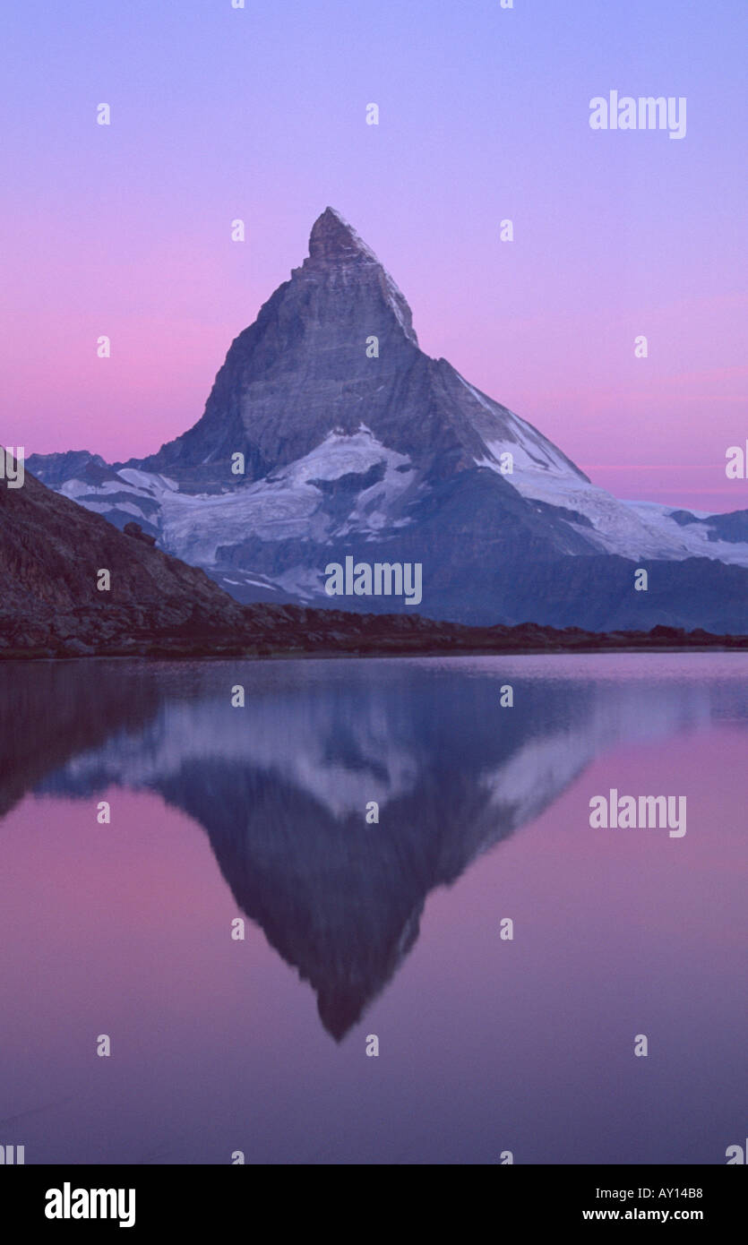 Le Matterhorn reflétée à l'aube dans l'Grindijsee, Valais, Alpes Suisses, Suisse Banque D'Images