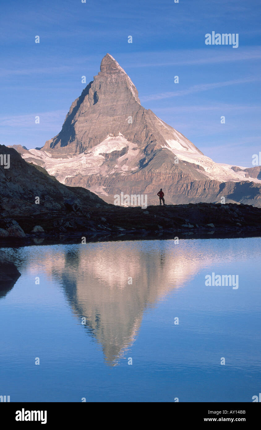 Walker et Cervin reflète dans le Valais, Riffelsee, Alpes Suisses, Suisse Banque D'Images