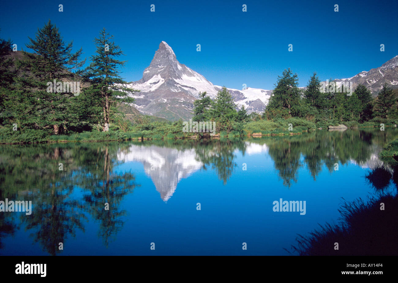 Le Cervin reflète dans le Grindijsee Valais Alpes Suisse Suisse Banque D'Images