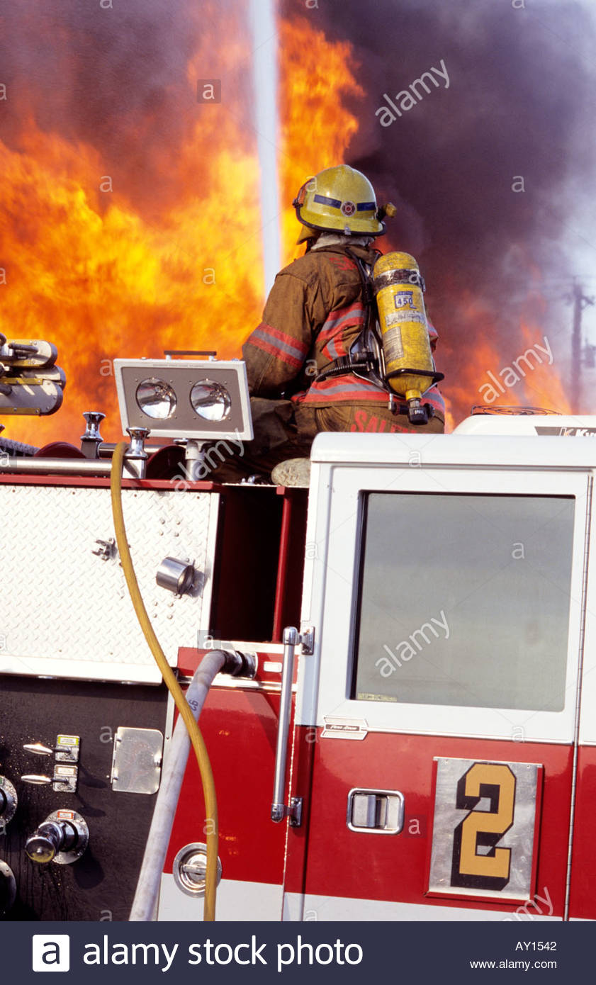 Au Sommet Dun Moteur Un Pompier Utilise Un Pistolet à Un