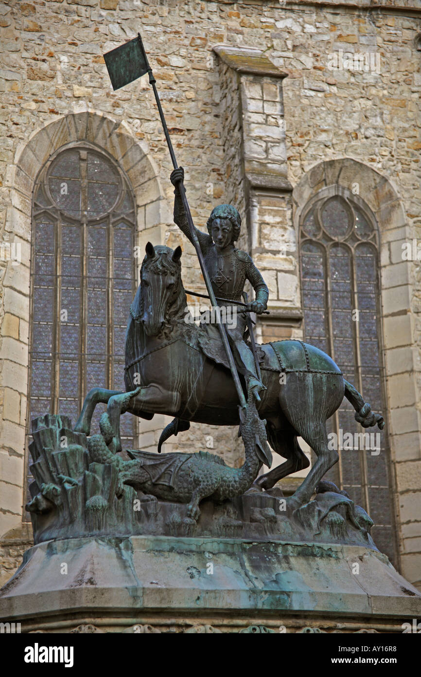 Statue de Saint Georges terrassant le dragon. Cluj-Napoca, Roumanie Banque D'Images