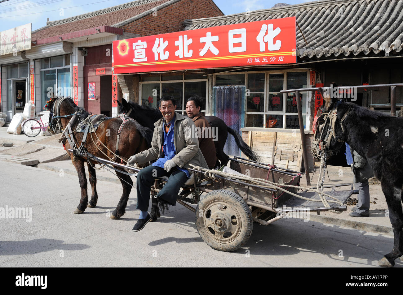 Lecteurs agriculteurs âne dans une ville de Chicheng, Hebei, Chine. 27-Mar-2008 Banque D'Images