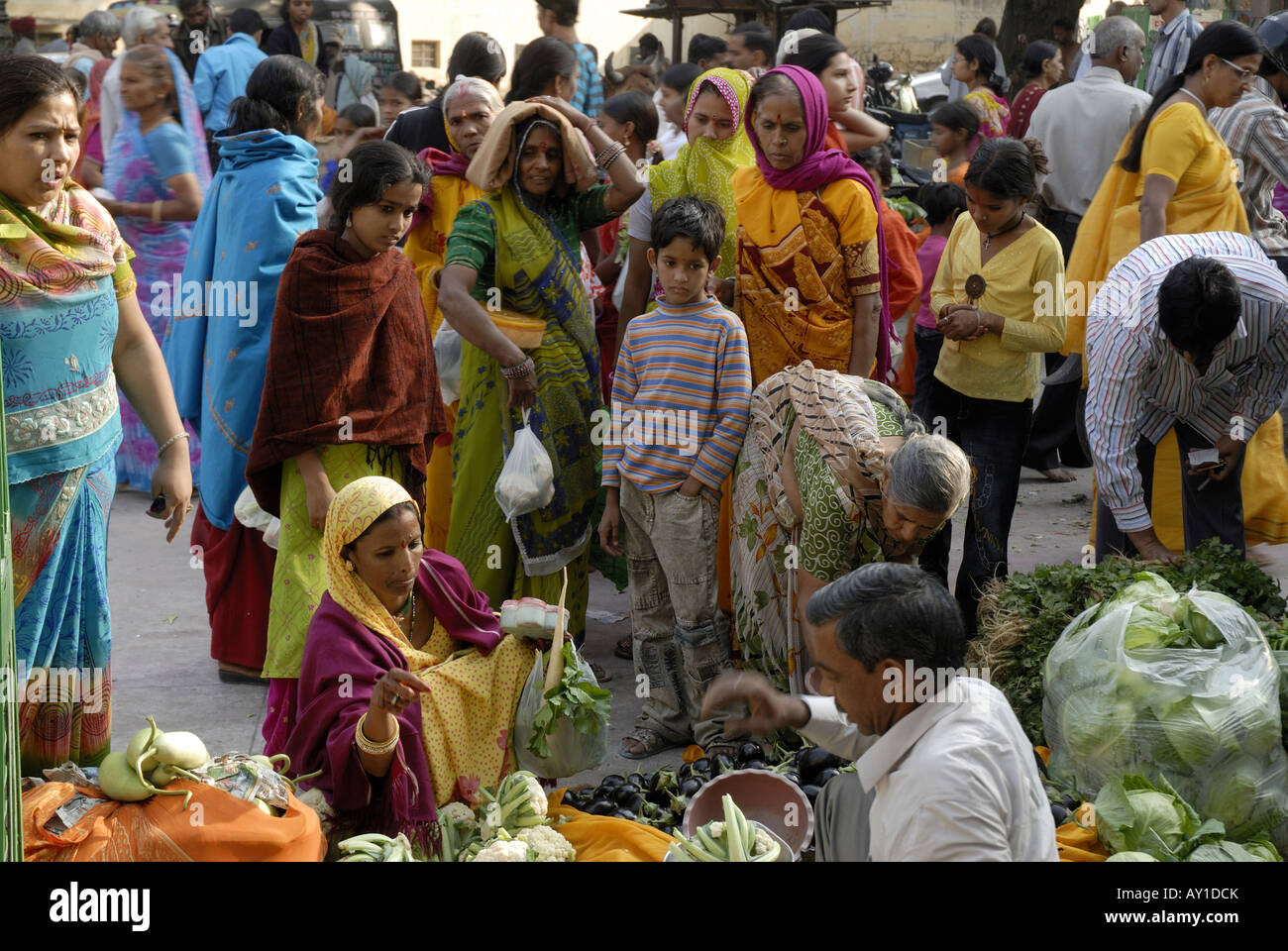 Les femmes d'acheter des fruits et légumes dans une rue maarket à Jaipur Rajasthan Inde Banque D'Images