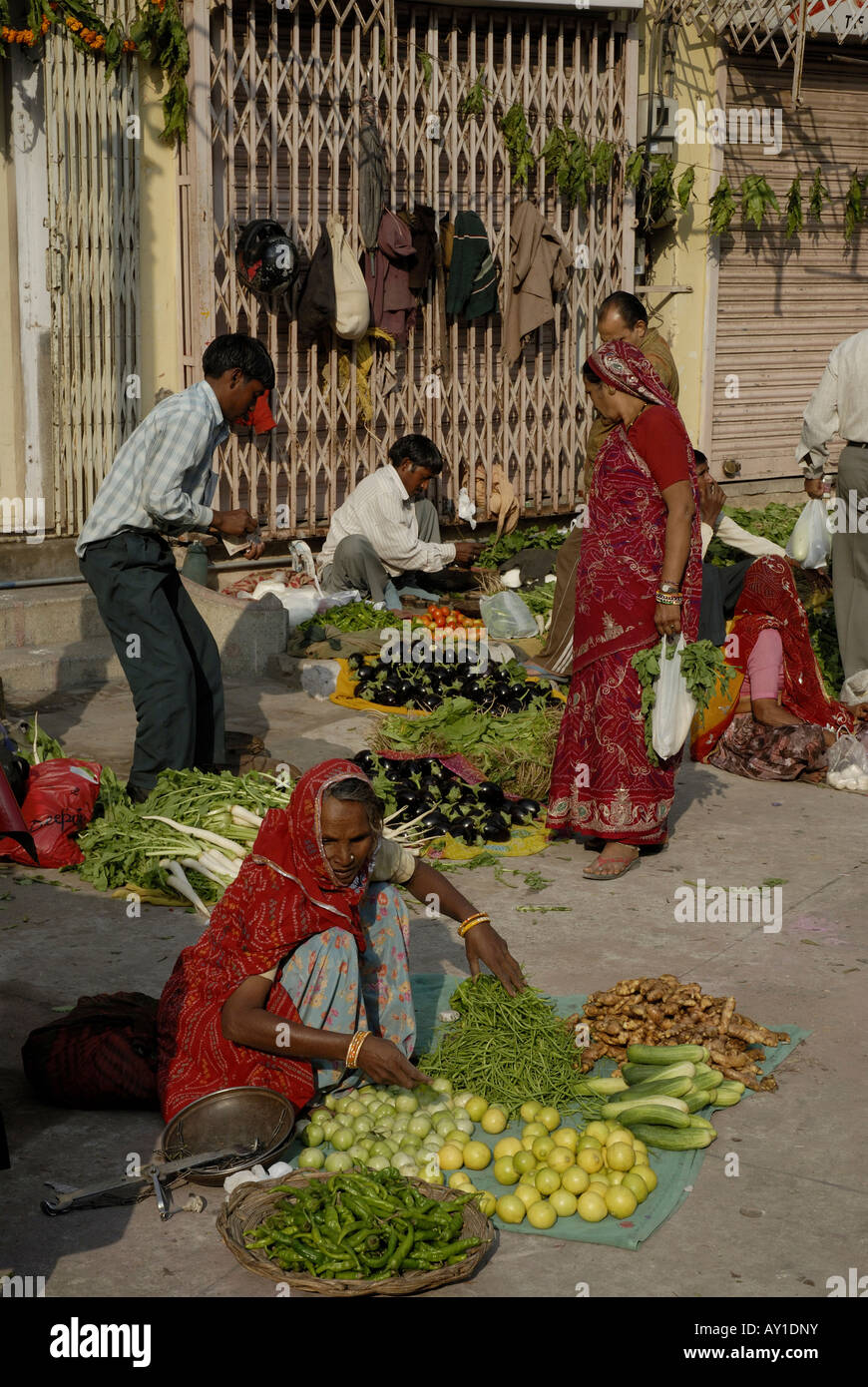 Les fruits et légumes vendus dans un marché de rue dans la région de Jaipur Rajasthan Inde Banque D'Images