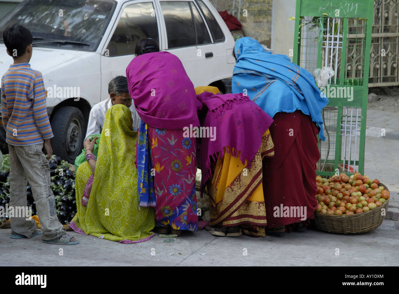 Les femmes d'acheter des fruits et légumes dans une rue maarket à Jaipur Rajasthan Inde Banque D'Images