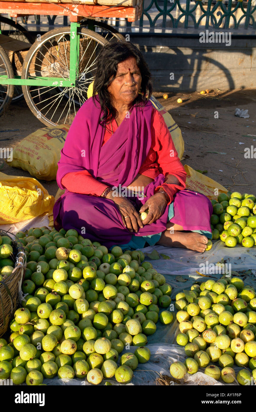 Vendeur de fruits femme au marché de fruits et légumes devaraja mysore Banque D'Images