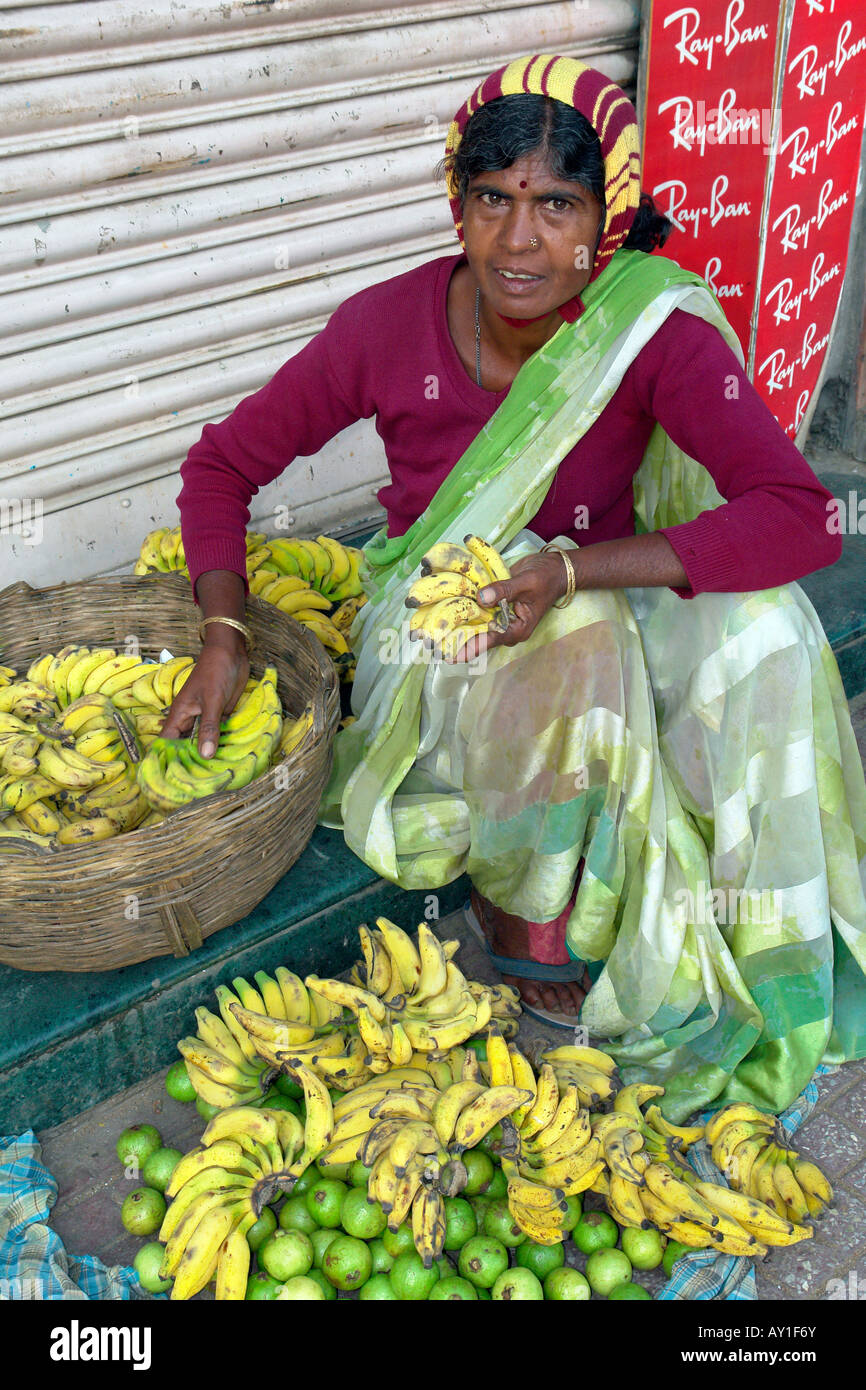 Femme indienne au vendeur de bananes devaraja marché de fruits et légumes de Mysore Banque D'Images