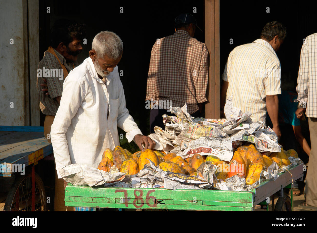 Vendeur de légumes au Mysore devaraja marché de fruits et légumes Banque D'Images