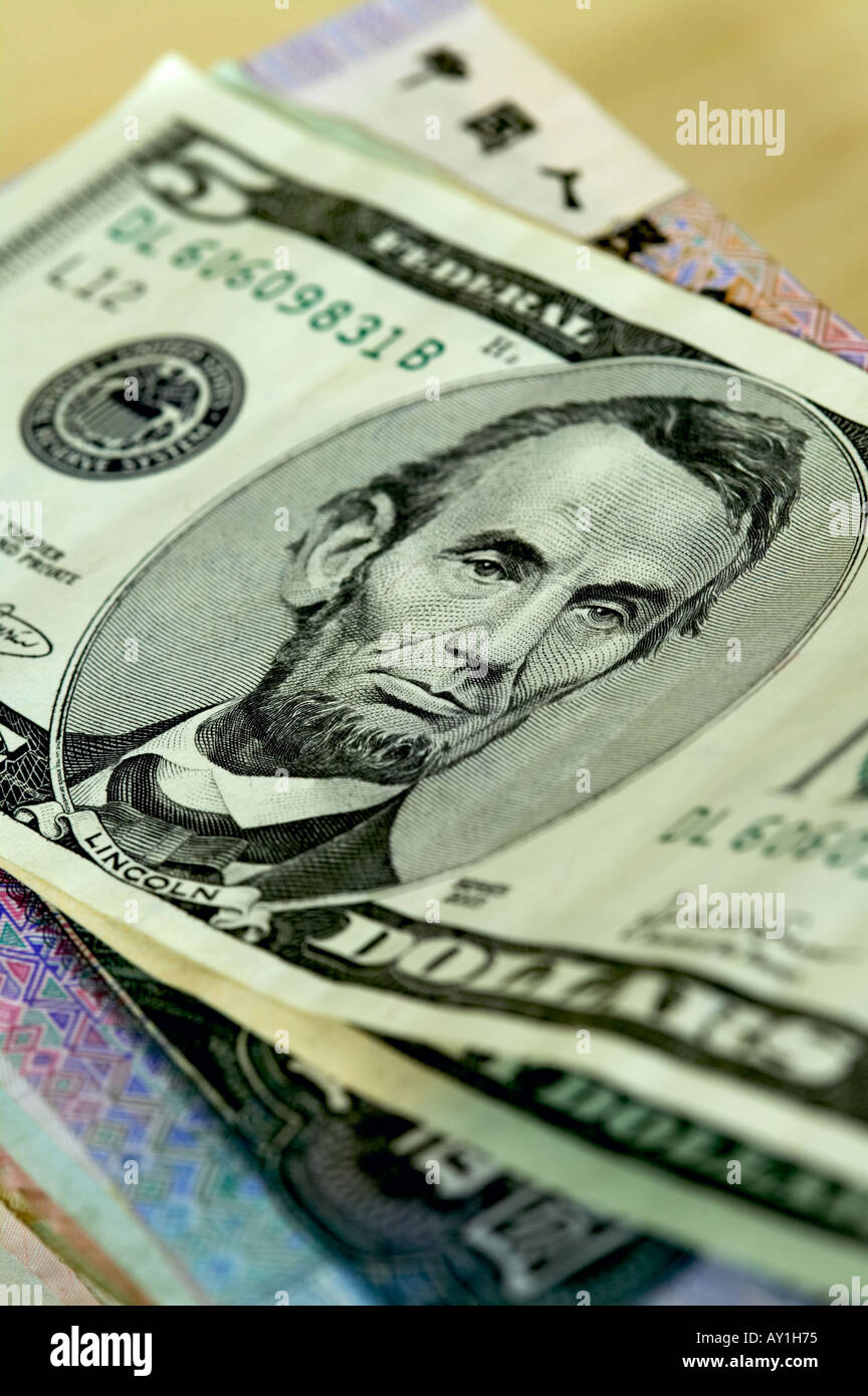 Cinq billets de dollars US Dollar qui met sur les billets chinois yaun Banque D'Images