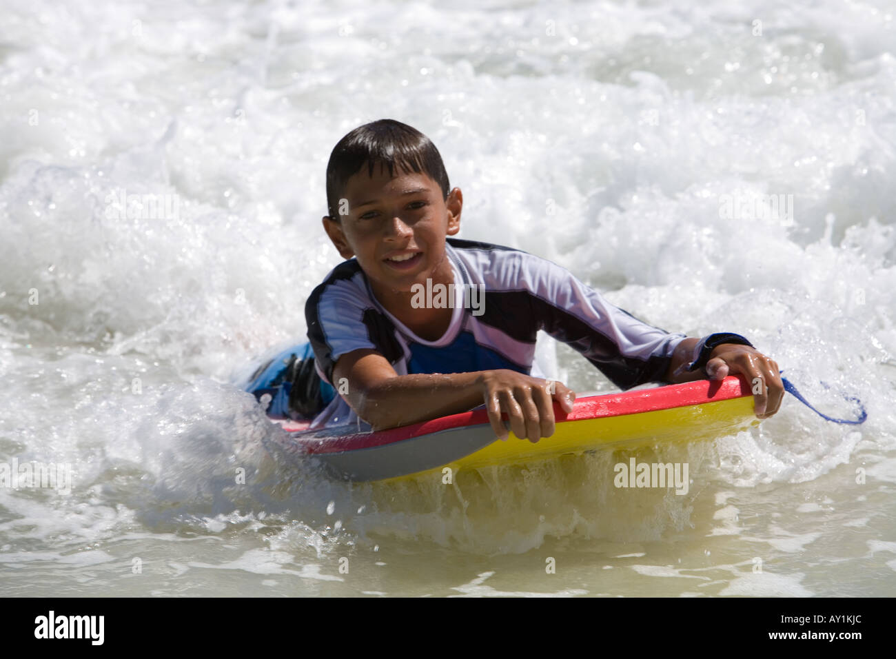 Boy riding un organe d'administration à Kailua beach, Oahu, Hawaii Banque D'Images