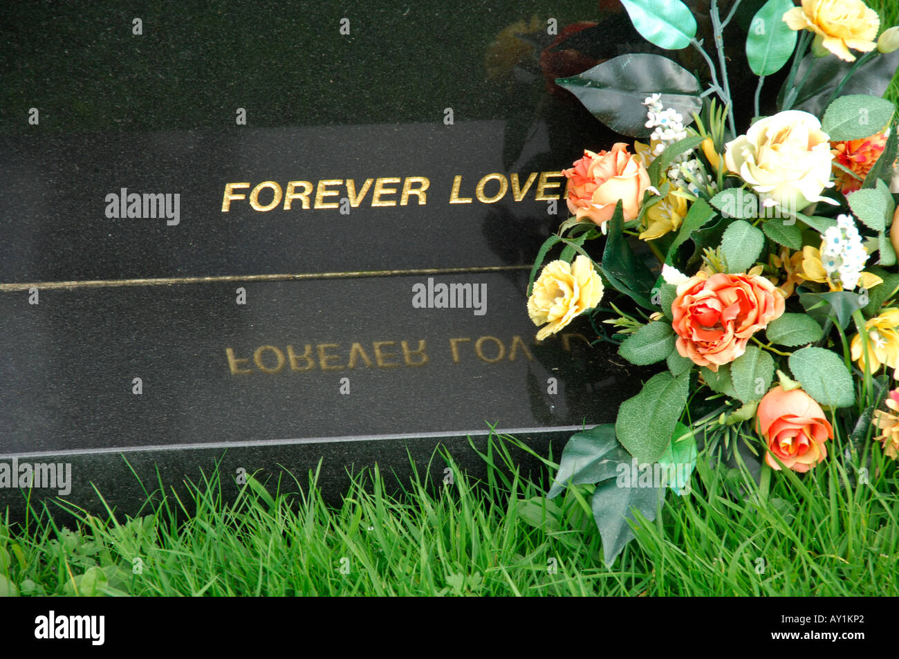 Pierre tombale gravée 'Forever Love(d)' Banque D'Images
