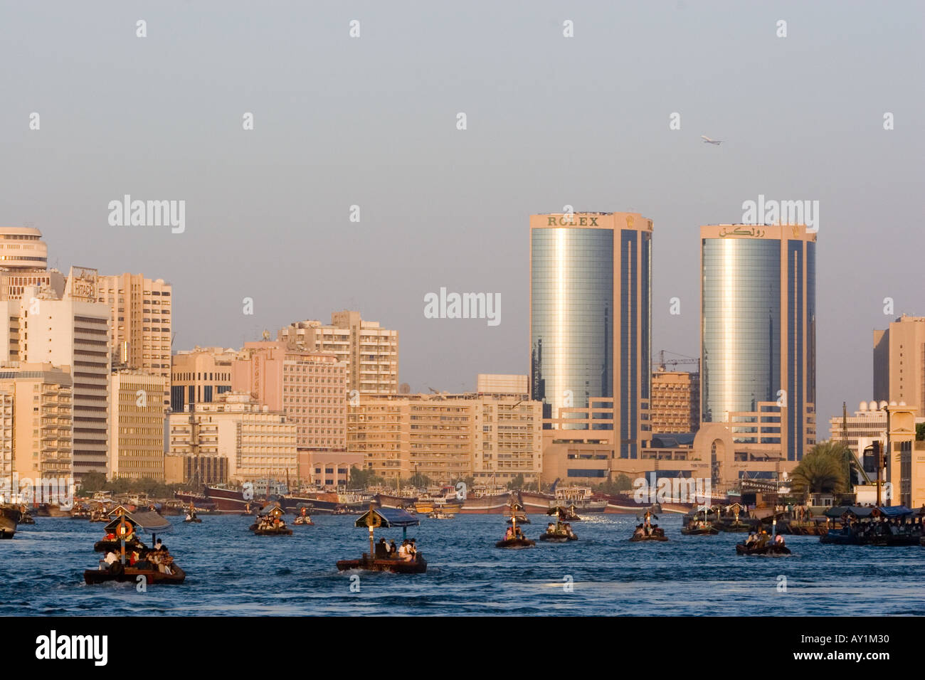 Abra ferries traversant la Crique de Dubaï Dubaï Émirats Arabes Unis Banque D'Images